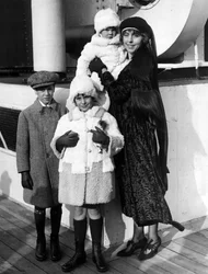 New York City (USA), prosinec 1923: Fotografie na SS Paris, paní Guinevere Sinclair Gould (vdova po finančníkovi George J. Gould I) a její tři děti (George J. Gould Jr, Jane S. Gould a Guinevere S. Gould) během jejich nástupu do Evropy. paní Guineve