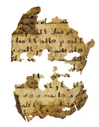 Stránka z nezaznamenaného koránského palimpsestu zkopírovaného na starší koptskou bibli, pravděpodobně Egypt, kolem 8. století (inkoust na pergamenu)