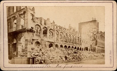 Pařížská komuna (1871): pohled na ministerstvo financí v troskách v květnu 1871. Franckova fotografie. Ztlumit. 10,3 x 6,9 cm