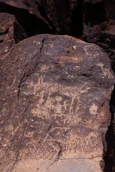 Petroglyfy zobrazující zvířata a postavy - Národní památník Petroglyph - Albuquerque, Nové Mexiko, USA (USA)