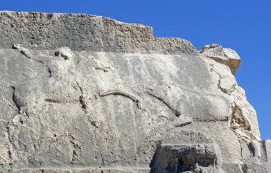 Sloupová hrobka s rytinou zobrazující lovce zabíjejícího kance, Xanthos, Turecko (foto)