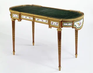 Porcelánový psací stůl z roku 1778 vyrobený pro ruskou carevnu Marii Fjodorovnu Martinem Carlinem