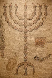 Mozaiková podlaha Portion of a Synagogue (Replika) - originál: Synagoga Beth Alpha, Izrael - 6. století n. l. - Menorah - The Jewish Museum New York, New York, Spojené státy americké