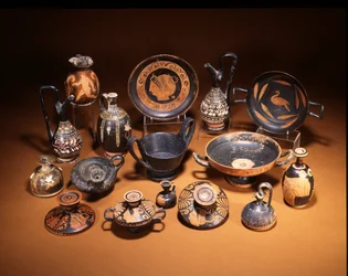 Hrnčířská skupina zobrazující etruské Bucchero ware kantharos a Gnathia ware guttus, centrum, obě 6. století před naším letopočtem (foto)