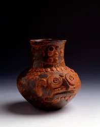 Předkolumbovské umění, mayská civilizace, rané poklasické období: hliněný džbán znázorňující boha Tlaloca. Z Asunción Mita, Jutiapa, Guatemala. Rozměry: v. 14 x prům. 7,6 cm. Guatemala, Národní muzeum archeologie a etnologie
