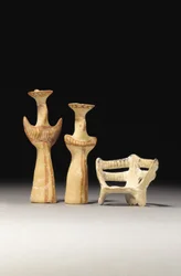 Ženský idol typu Psi, ženský idol typu Tau a model trůnu, 1400-1200 př.n.l.