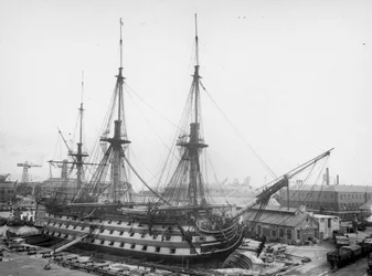 Opětovná instalace předválečného vybavení na HMS Victory, Portsmouth Harbor