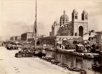 Církevní architektura: vnější pohled na bazilikovou katedrálu Sainte Marie Maggiore (Sainte-Marie-Maggiore), postavenou v letech 1852 až 1893 podle plánů architekta Leona Vaudoyera (1803-1872). Marseille, Bouches du Rhone (13), cenotyp beg