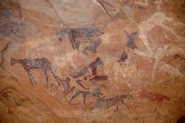Skalní umění, Prehistorie: Malba na skalách dobytka, jedno koleno v přístřešku vyzdobeném v masivu Uweinat v Súdánu (Karkur-Talh nebo Karkur Talh). Období od 8000 do 3000 let před naším letopočtem. Fotografování