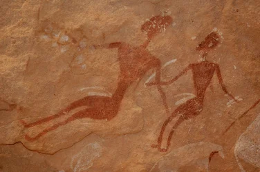 Skalní umění, pravěk: Detail skalní malby dvou postav ve zdobeném přístřešku v masivu Uweinat v Egyptě. (Období od 8000 do 3000 let před naším letopočtem). Fotografování