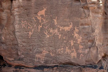 Skalní umění, Prehistorie: Rytina skupiny dobytka, pštrosů a postav v masivu Uweinat v Súdánu (Karkur-Talh nebo Karkur Talh). Období od 8000 do 3000 let před naším letopočtem. Fotografování