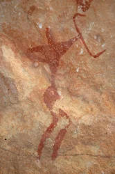Skalní umění, Prehistorie: Malba postavy (lučištníka) ve zdobeném úkrytu v masivu Uweinat v Súdánu (Karkur-Talh nebo Karkur Talh). Období od 8000 do 3000 let před naším letopočtem. Fotografování