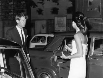 Senátor Robert Kennedy s manželkou. Přes Veneto. Řím. 1966.