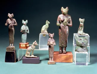 Několik sošek kočičí bohyně Bastet a kočičích figurek představujících tutéž bohyni, egyptské, Pozdní doba, asi 664-300 př. n. l.