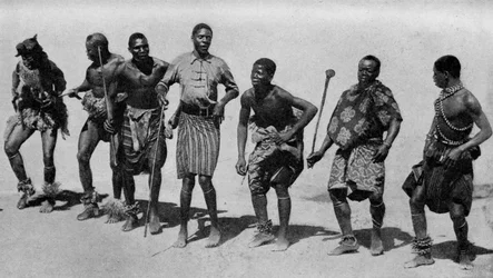 Jižní Afrika. Bezstarostní kafírští chlapci se oddávají koncertní písni a tanci. 1920