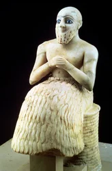 Socha oficiálního Ebih-Il, z chrámu Ishtar v Mari, Hit, Irák, Střední Eufrat, Sumer, rané dynastické období, cca 2500 př. n. l. (sádra a lapis lazuli) (viz také 71507)