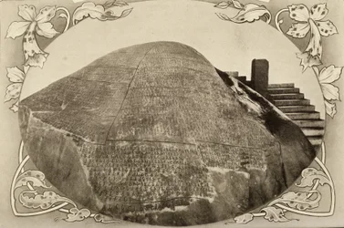 Kamenný nápis císaře Ašóky; počátek 20. století (foto)