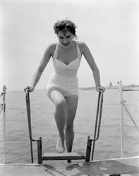 Herečka TANIA WEBEROVÁ NA BEACH BEACH - 1952