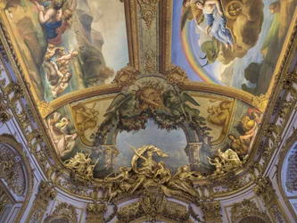 Trofeje Diane Chasseresse, skupina vyřezaná ze dveří Galerie doree, Francois Antoine Vasse (1681-1736), circa 1715. Banque de France. Hotel de Toulouse, bývalý hotel de la Villiere, Paříž - Hotel de Toulouse, sídlo banky