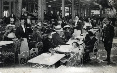 Termální turistika: pohled na restauraci ve Vichy a její klientelu, Allier cca 1905 (lázeňská turistika: restaurace ve Vichy, Francie)