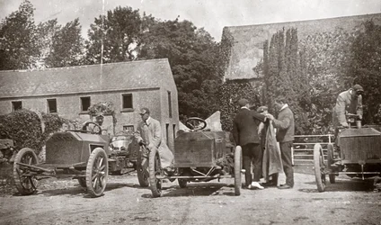 Tři motorové vozy Gordon Bennett Napier