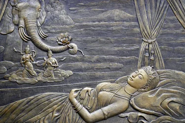 Buddhistický chrám Tinh Xa Ngoc Chau, Život Buddhy, Siddhartha Gautama, Buddhova matka Maya sní o bílém slonovi vstupujícím do jejího lůna, Chau Doc, Vietnam, 2018 (foto)