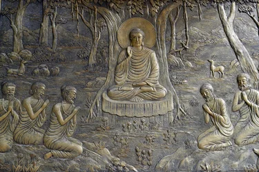 Buddhistický chrám Tinh Xa Ngoc Chau, Život Buddhy, Siddhartha Gautama, Buddha kázal své první kázání pěti mnichům v Deer Park ve Varanasi, Chau Doc, Vietnam, 2018 (foto)