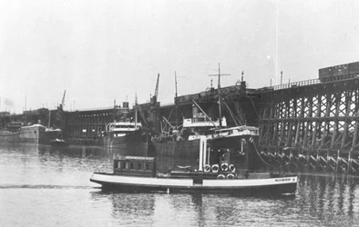 Na pravoboku Blyth Harbor Commissioners vypustí „John Dent“ míjející staithy