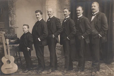 Neidentifikovaný Schrammel Sextett, kolem roku 1910 (černobílá fotografie)