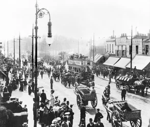 Spojené království: Rušná scéna na Uxbridge Road. Shepherds Bush, Londýn