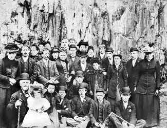 Spojené království: Skupina lidí na výletě. c1910