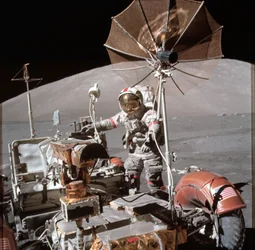 Pohled na astronauta Eugena Cernana vedle lunárního rovingového vozidla během EVA