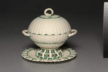 Proutěný koš na podstavci, vyrobený ve Wedgwood Factory, kolem 1780-1840
