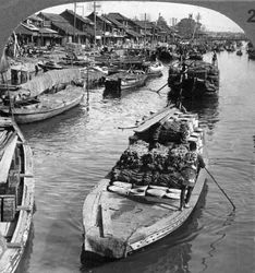 Rušný nákladní kanál v Tokiu, Japonsko, 1904.
