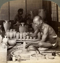 Hrnčíř a jeho kruh, vyrábějící vázu z porcelánu Awata, Kinkosan Work, Kyoto, Japonsko, 1904