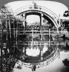 Půlkruhový most v Japonsku, 1896.