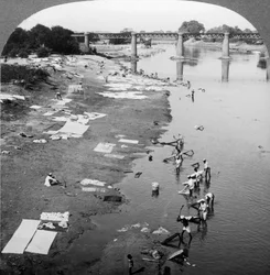 Dobbies praní prádla v řece Gomti poblíž Lucknow, Indie, 1900.