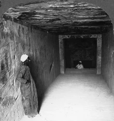 Sestupná galerie v hrobce Sethos I, Théby, Egypt, 1905.