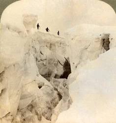Sestup z Mt. Blanc – obrovské trhliny poblíž vrcholu, Alpy, 1901.