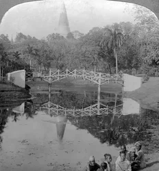 Zahrady pevnosti a pagoda Šweitigou, Rangún, Barma, kolem roku 1900.