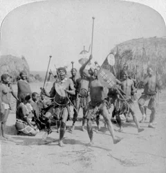 Heroic sports of the Kraal, Zuluský válečný tanec, Zululand, Jižní Afrika, 1901