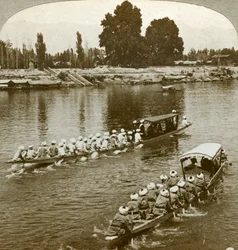 Lady Curzxon cestuje na státní bárce Maharaja, Kašmír, Indie, c 1900s.