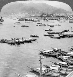 Pohled na sever přes plavidla v přístavu Nagasaki, Japonsko, 1904.