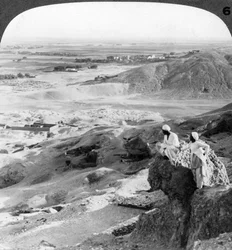 Pohled na jih přes thébskou pláň a chrámy Medinet Habu, Egypt, 1905.