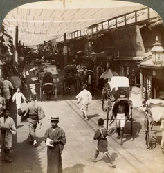Letní provoz pod markýzami Shijo Bashidori, rušná tepna Kjóta, Japonsko, 1904