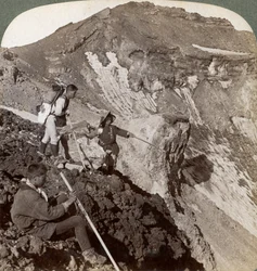 Pohled z okraje pokrytého lávou dolů do kráteru Mount Fujis Fujiyamas, Japonsko, 1904.