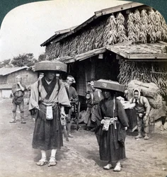 Poutní žebráci bijící do malých gongů poblíž jezera Kawaguchi, Japonsko, 1904
