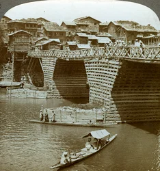 Kuriózní most a domy, město slunce, Kašmír, Indie, c1900.