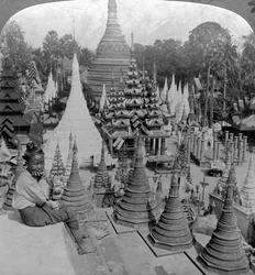 Pagoda Shwedagon, Rangún, Barma, 1900.