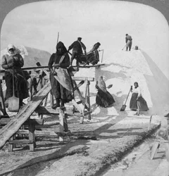 Skládání soli ve velkých solných polích Solinen, Černé moře, Rusko, 1898